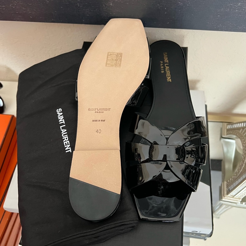 SAINT LAURENT
Tribute Black Patent Leather Flat Sandal - Picture 3 of 3